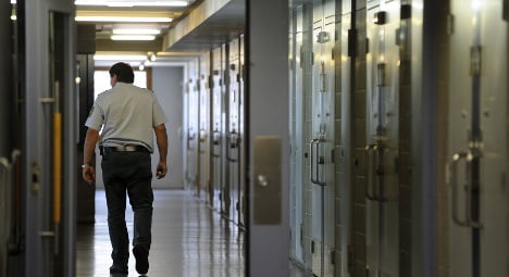 Prisoners to vote by post in federal election
