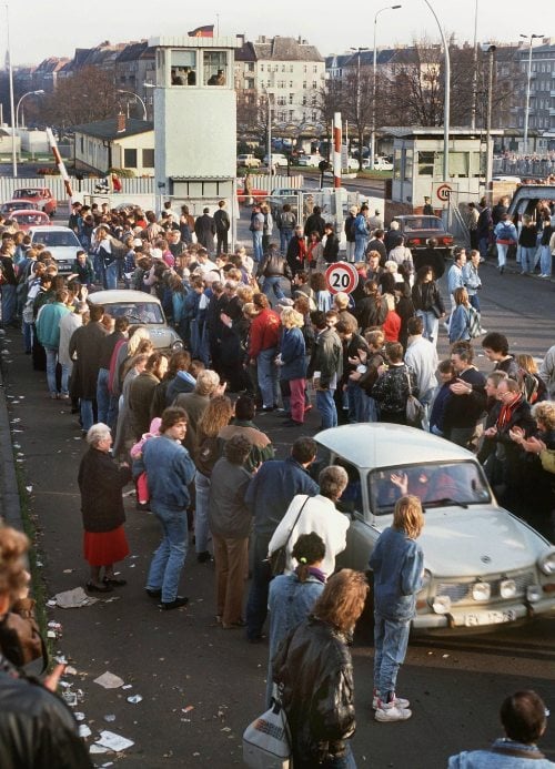 Bornholmer Strasse checkpoint - the site of queues to get to the newly opened border, November 1989.Photo: DPA