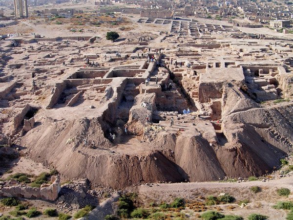 Archaeologists find undisturbed Bronze Age crypt