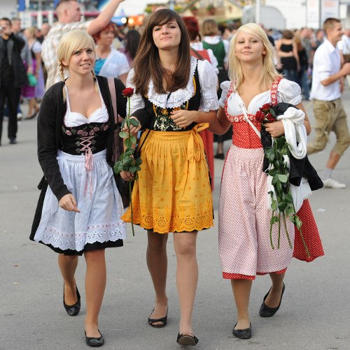 Many visitors come in traditional Bavarian dress, both locals...Photo: DPA