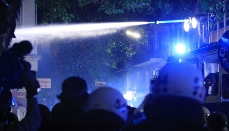 Police use water cannon against Hamburg rioters