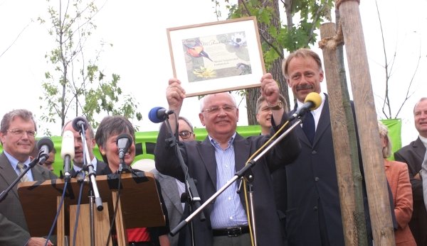 Gorbachev and others open the west-east gate in 2002Photo: Jürgen Schmidl, Grünes Band