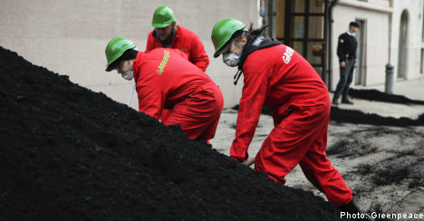 Activists dump tonnes of coal in Vattenfall protest