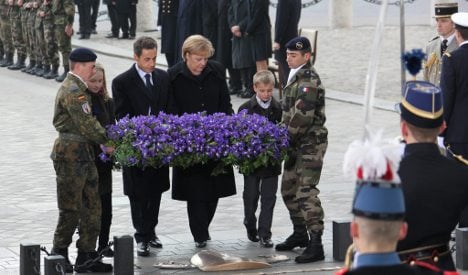 Merkel honours WWI dead in Paris