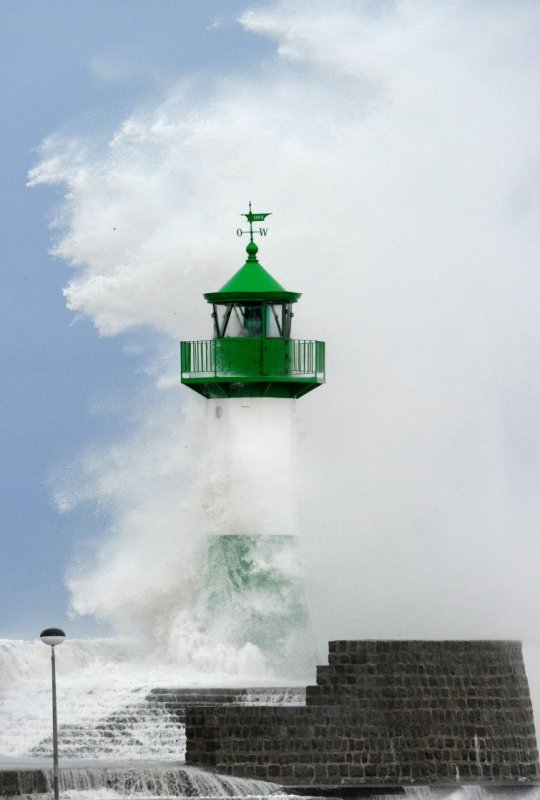 Waves hit lighthouse near Sassnitz on Rügen Island.Photo: DPA