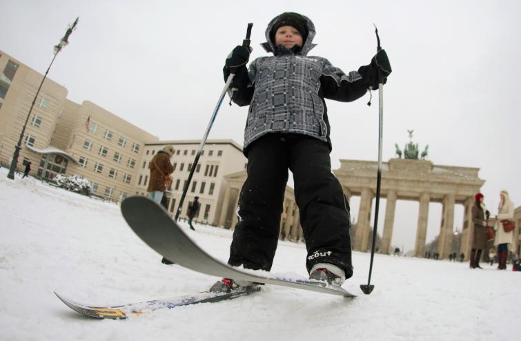 Four-year-old skies in front of Brandenburg Gate in Berlin.Photo: DPA