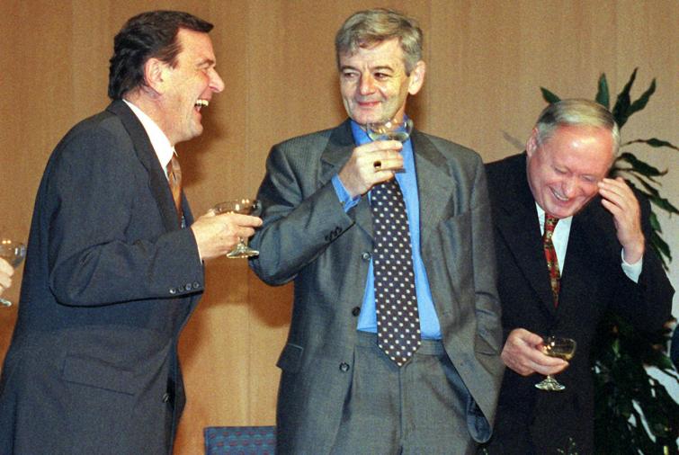 Former Chancellor Gerhard Schröder celebrates winning the 1998 election with the Greens' designated foreign minister Joschka Fischer and the then SPD chairman and prospective finance minister Oskar Lafonatine.  Photo: DPA