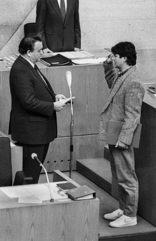 The swearing in of the Greens' Joschka Fischer (r), who showed up in tennis shoes to the Hessian legislature in Wiesbaden in 1985.Photo: DPA