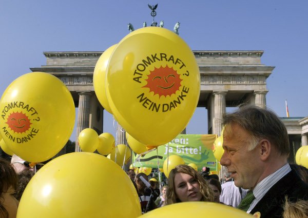 Former Environment Minister Jürgen Trittin surrounded by balloons on September 29, 2006 in front of the Brandenburg Gate.  The logo reads “Nuclear Energy? – No thanks” at a protest against keeping a reactor online.  Photo: DPA