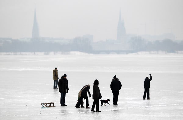 Despite a thin ice warning from the police, Hamburgers venture out on the Outer Alster Lake on January 24, 2010.Photo: DPA