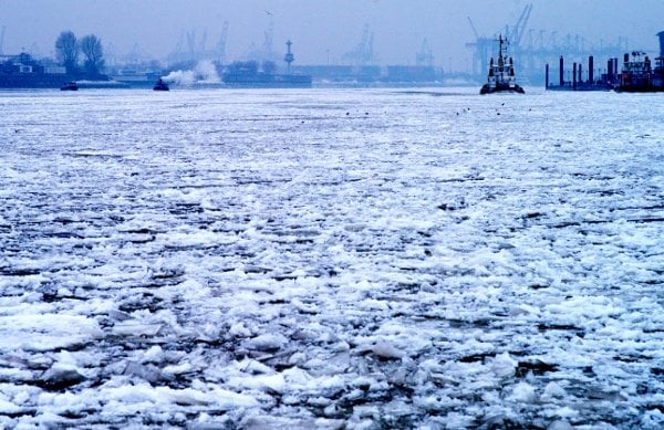A harbour full of ice en route to the River Elbe in Hamburg, January 24,2010.Photo: DPA