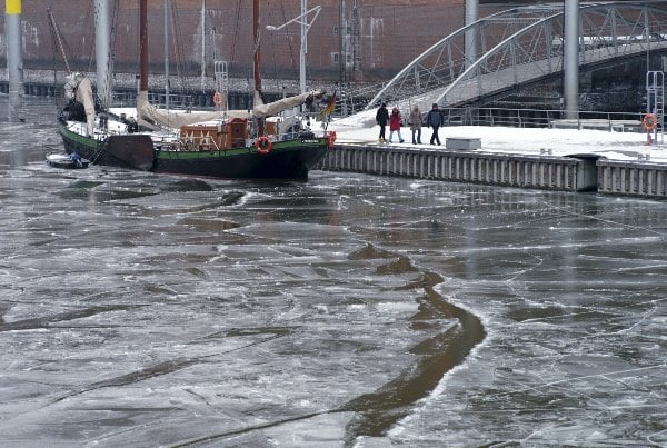 Ice surrounds a boat in Hamburg Harbour on January 24, 2010.Photo: DPA