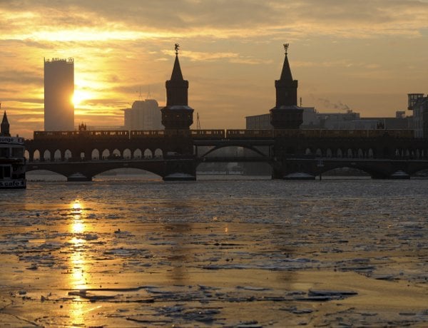 Ice drifts along the Spree River reflecting the sinking sun at Oberbaumbrücke in Berlin, on Wednesday, January 27, 2010.Photo: DPA