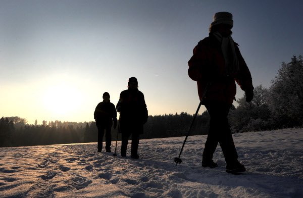 Hikers out and about on January 26, 2010 in Habichtswald near Kassel.Photo: DPA