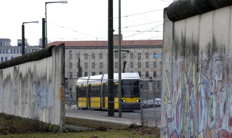 Berlin wall restoration handed over to experts