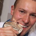 Luge winner Möller breaks tooth on silver medal