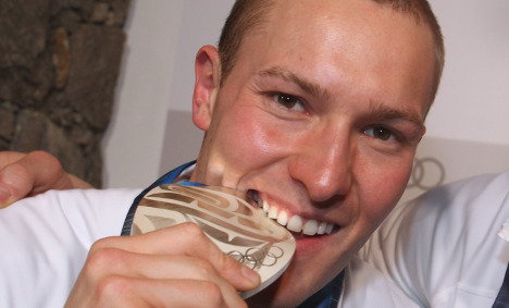 Luge winner Möller breaks tooth on silver medal