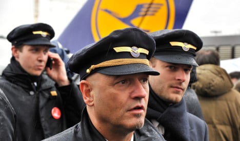 Lufthansa pilots threaten strike as wage talks fail