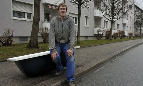 Construction worker finds €100,000 hidden under old bathtub