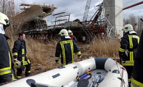 Crane accident traps six near Halle