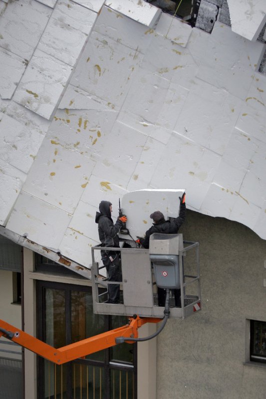 Workers on Monday repairing roof damage in Mainz.Photo: DPA