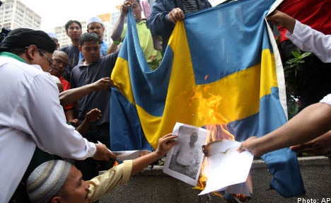 Malaysian demonstrators burn Swedish flag