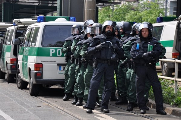 Police troops observed left-wing protesters in Prenzlauer Berg.Photo: Julia Lipkins