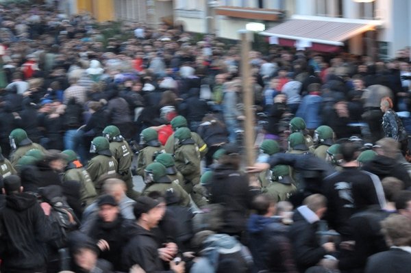 Police and left-wing protesters clashed near Görlitzer Park.Photo: Julia Lipkins