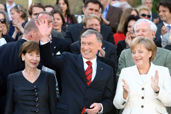 Köhler shown here with Chancellor Angela Merkel on the day of his reelection, May 23, 2009.Photo: DPA