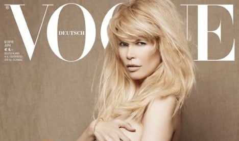 Naked and pregnant Claudia Schiffer adorns Vogue