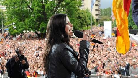 40,000 welcome Eurovision winner Lena in Hannover