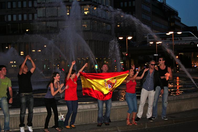 Sergels torg, Wednesday, July 7<br>The Spanish flag shimmers ahead of Spain's final matchup against the DutchPhoto: Emy Gelb