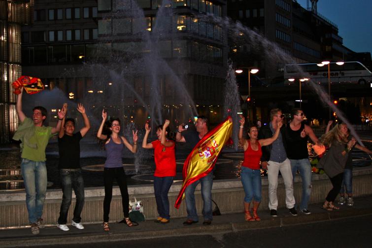 Sergels torg, Wednesday, July 7<br>Spanish fans take photos of each other and the passing traffic after Spain's victory against GermanyPhoto: Emy Gelb