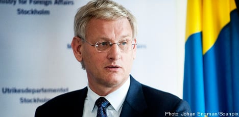Rocket attack forces Bildt to divert