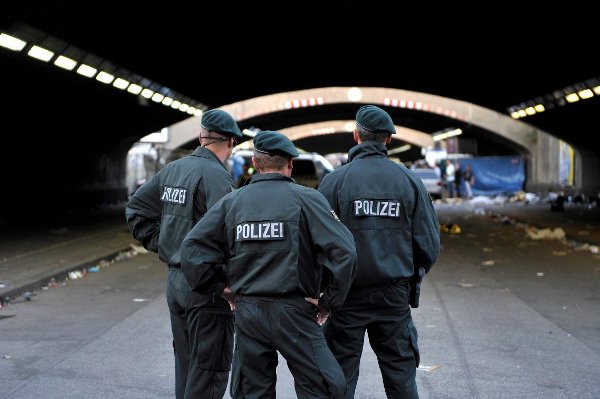 Officers at the entrance of the tunnel.Photo: DPA