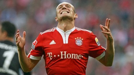 Bayern's Robben ruled out for two months after thigh injury