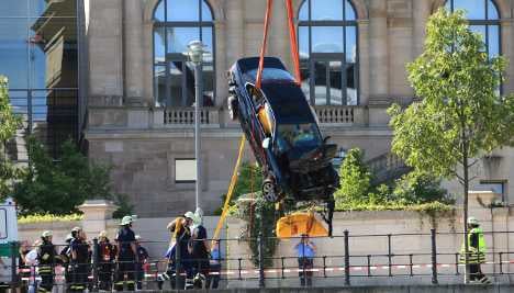 Spectacular car crash near Reichstag only noticed hours later