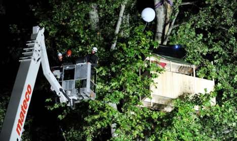 Police clear tree house of Stuttgart 21 activists