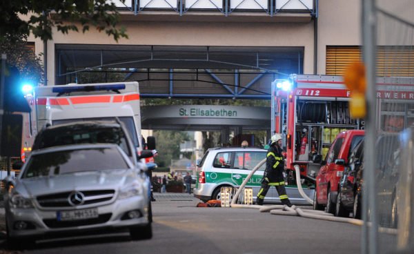 Police cars and rescue workers in front of the St. Elisabethen Hospital in Lörrach.Photo: DPA