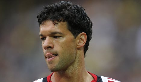 Ballack determined to play for Germany despite broken knee cap
