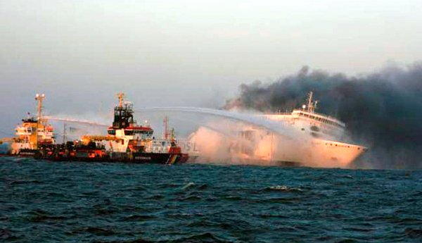 Fire ships try to keep the Lisco Gloria coolPhoto: DPA