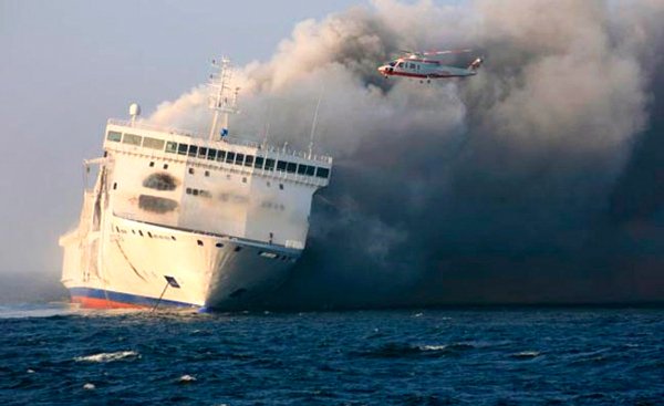 A helicopter was used to drop a team of specialists onto the burning ferry to anchor itPhoto: DPA