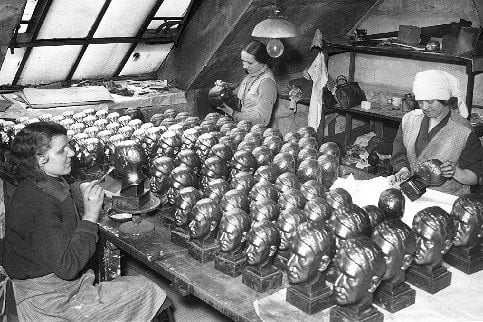 Female workers cast stone busts of Adolf Hitler in 1937. Photo: Scherl/Deutsches Historisches Museum