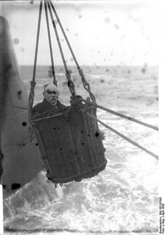 There is no electricity or heating, but guests are afforded the luxury of a step-bridge between the structure and a tugboat to enter, which is likely more secure than the large basket once used to haul the lighthouse keeper up to his lookout, as shown in this picture from 1929. Photo: Deutsches Bundesarchiv (German Federal Archive)