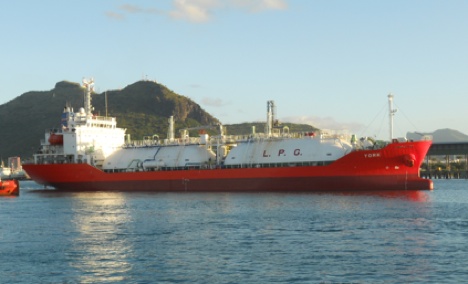 Pirates hijack tanker with German captain