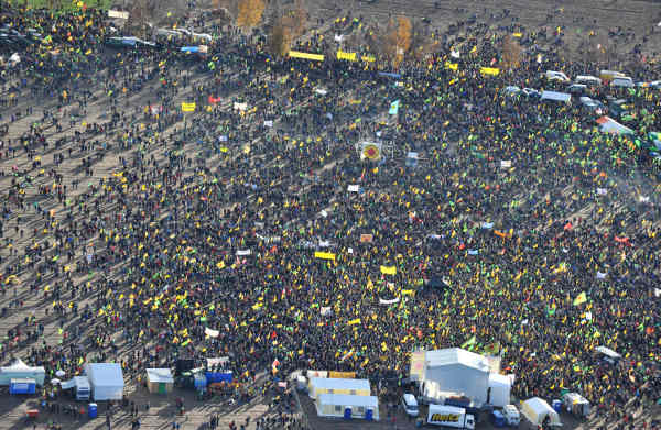 Thousands of protestors fill fields between the Lower Saxon towns of Lüchow and Dannenberg around midday 06.11.10.Photo: DPA