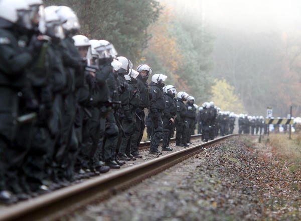 Police line the train tracks in Leitstade, close to Dannenberg, 07.11.10, to prevent activists from blocking them.Photo: DPA
