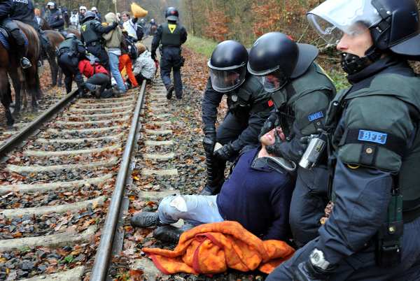 Police using force to prevent protesters from blocking the tracks close to Dannenberg, 07.11.10,Photo: DPA