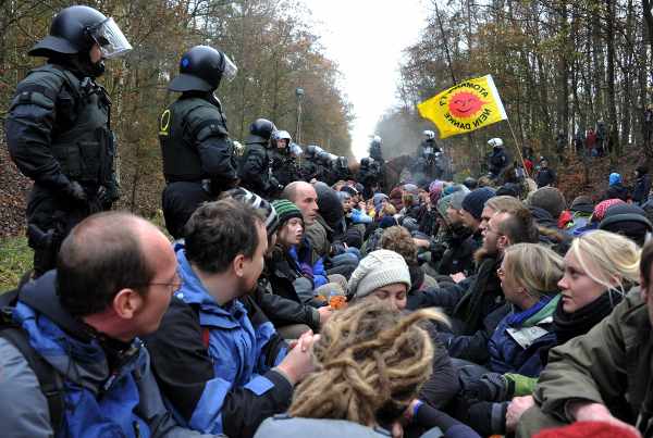 Protestors succeed in blocking the train tracks in Harlingen, Lower Saxony.Photo: DPA