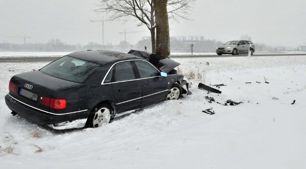 The aftermath of a road accident close to Munich. There has been a sharp rise in traffic accidents due to averse weather conditions.Photo: DPA
